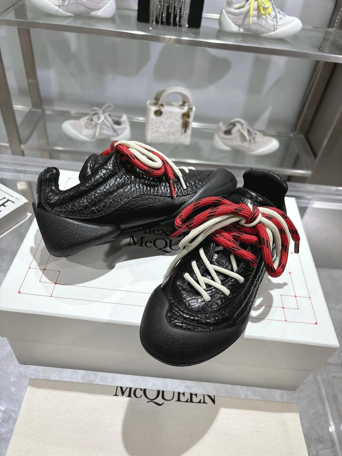 p580💰Couple model 𝐀𝐥𝐞𝐱𝐚𝐧𝐝𝐞𝐫 𝐌𝐜𝐐𝐮𝐞𝐞𝐧#/Alexander McQueen’s latest Flexion series, retro, casual, sneakers, original purchase, development, production, this Flexion Off Low-top sneakers in white grained leather with varying sized laces and an anatomically inspired lightweight segmented sole. The reverse skull pattern is embossed on the heel. Fabric: Original customized imported first-layer cowhide. Lining: Customized imported breathable mesh lining. Sole: Original open-molded non-slip TPU material. Bottom thickness: 2CM. Size: #Female size 35-40 (40 customized, non-refundable) #Men’s code 39-45 (45 customized, non-refundable)